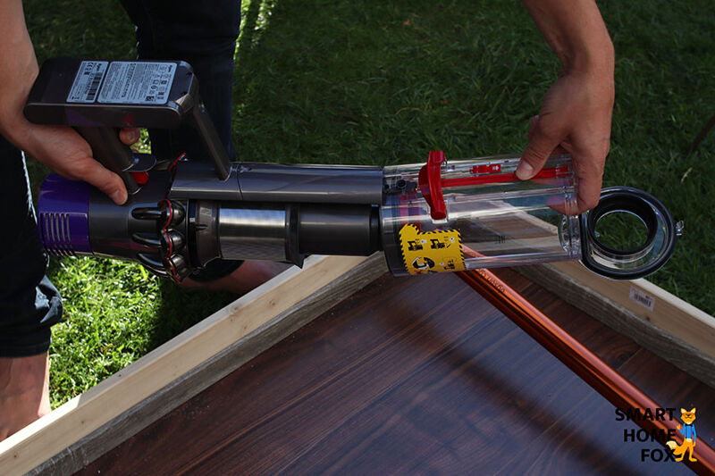 Удаление мусорного контейнера с Dyson V10